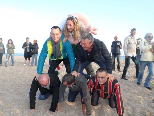 Espagne 2016 : enterrement d'une vie de jeune fille ... plage de Lloret de Mar